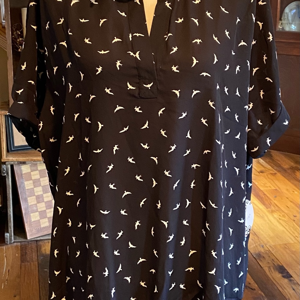 3x black and white print top with lots of details!